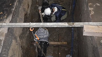 道路内水道管布設替工事